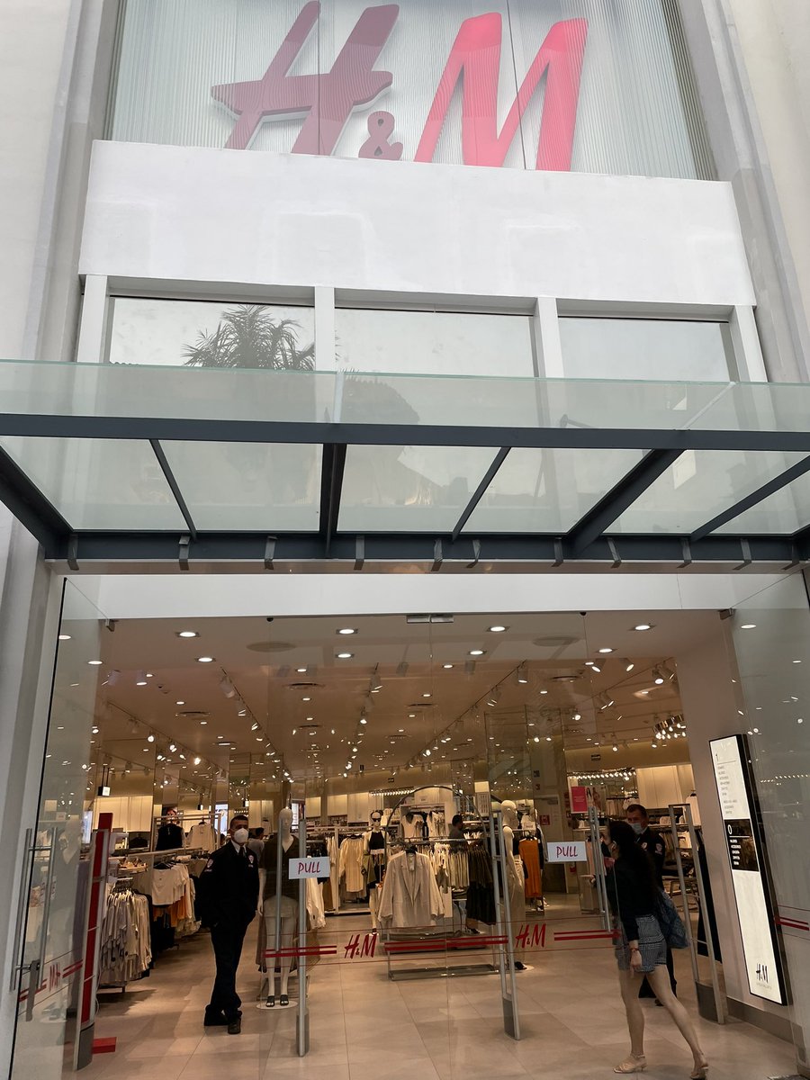 clem_estrella's tweet photo. @GobiernoJalisco @EnriqueAlfaroR @ClementeCH  en plaza la isla en la tienda no te permiten entrar si no usas el cubre bocas, qué pasó aquí?? No que ya se puede…. @hm @hm https://t.co/5HJPBciERm