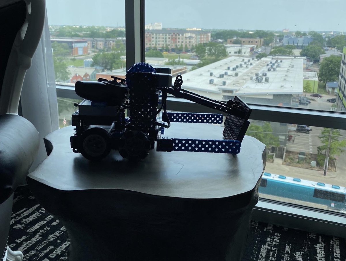 IndyESSTEM's tweet photo. The Indy Family has arrived in Dallas, TX for the 2022 VEX Robotics World Championship! Go Rockets! 🚀#LAUSDMagnets @lausdLDE @VEXRobotics @SouthGateCoS https://t.co/BiCtnaz4eY