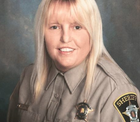 weartv's tweet photo. BREAKING: Former corrections officer Vicky White has died after suffering a self-inflicted gunshot wound following a car chase in Indiana. -- https://t.co/EQB3kzcUpb https://t.co/DQa0etga0k