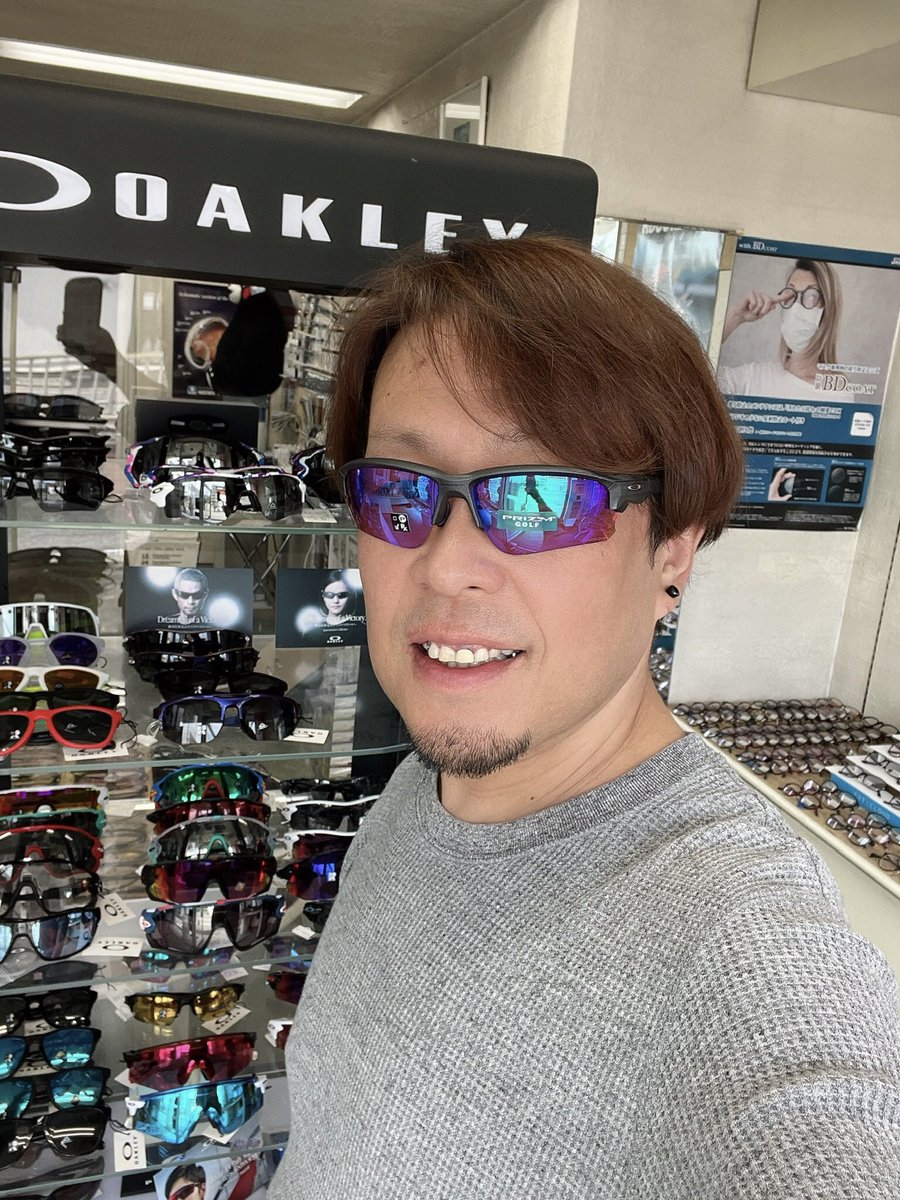 Opt_Fuji's tweet photo. おは富士🗻
ここ最近 #OAKLEY を見せて下さいって来店されるお客さんが増えてきました😎
少しずつでも前に進んでる感がして嬉しいです😊
これからもSNSに力を入れて頑張ろうって気持ちになりますね〜🤗
今日のサングラスはOAKLEY #FLAKDRAFT です🕶
このレンズは #PrizmGolf って言って芝目が見易い🏌 https://t.co/K0b8EpDDY1