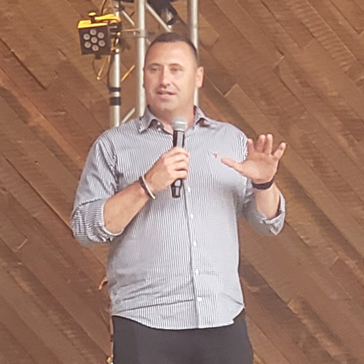 ticket760's tweet photo. Horns @CoachSark takes the stage. Blames himself for not better connecting the players and coaches a year ago. Has drastically changed approach to bring everyone together.
#TexasFightTour #HookEm @am1300thezone @1200WOAI https://t.co/0804veDUng