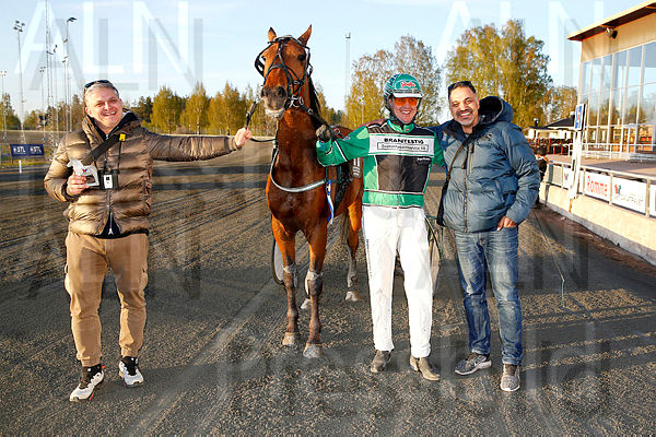 TeamWestholm's tweet photo. 🏅Dirty Martini avslutade mycket vasst till seger på Rommes V64. Stall Nijm äger och Linda sköter. 🥂💪 https://t.co/JkjhrOTIHS