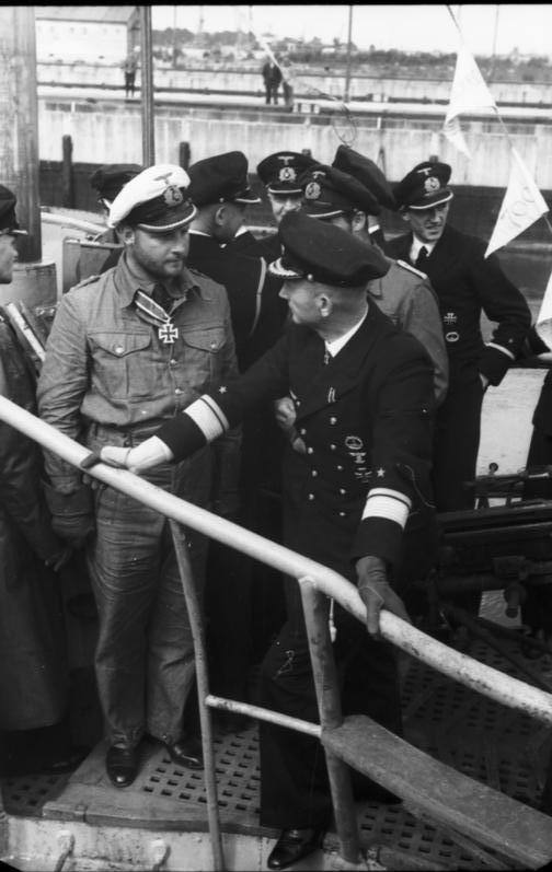 CyberChev's tweet photo. Nisan 1941 sonu Alman U-110 denizaltısı Atlantik konvoylarına çeşitli saldırılar yapmış ancak koruma gemileri karşı saldırısı sebebiyle hasar alan denizaltı durumundan dolayı mürettebat teslim olmak durumunda kalmıştır. 
Foto2; U-110 Kaptanı Fritz Lemp ve Dönitz. https://t.co/bneUv73f3b
