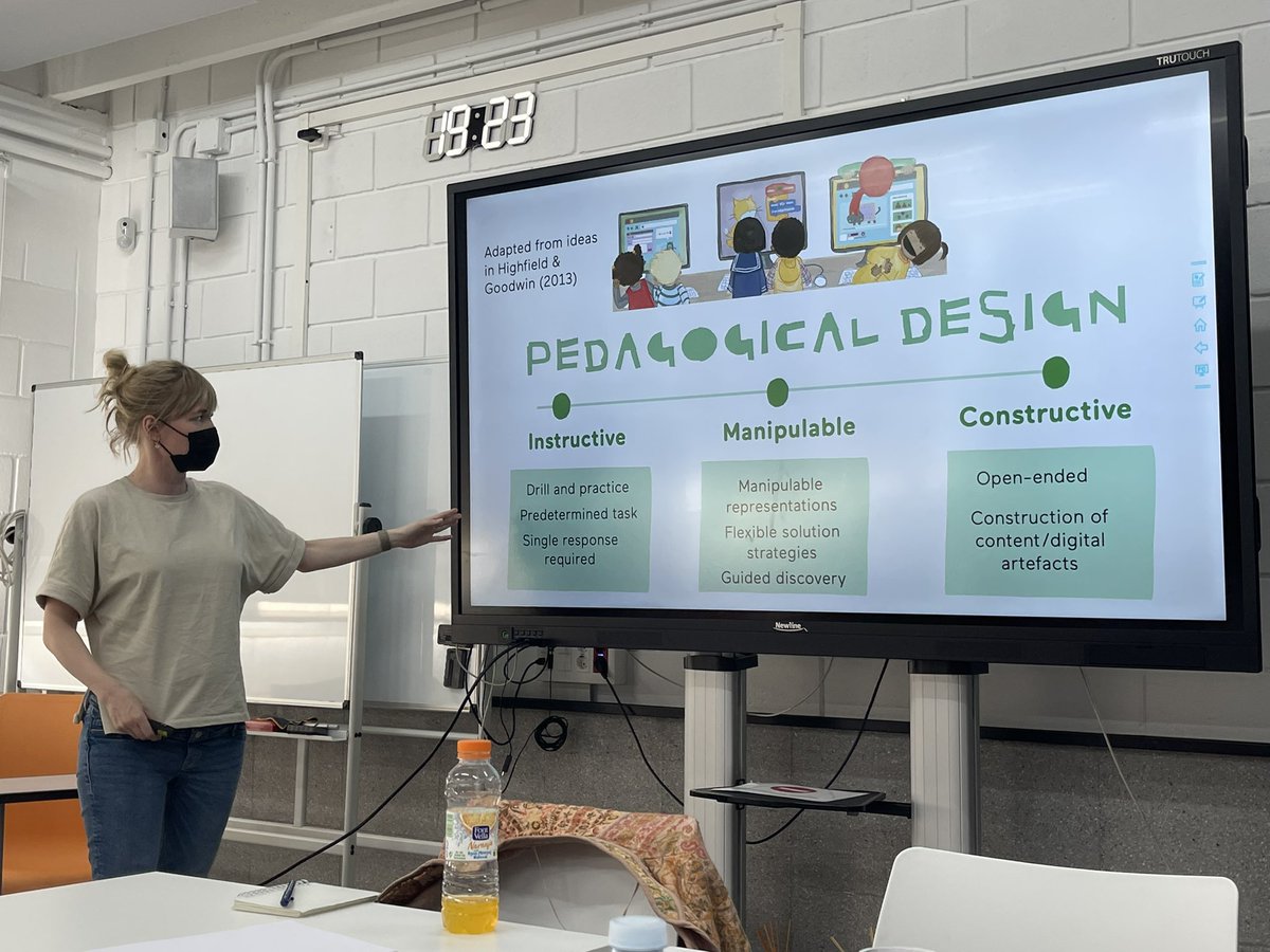 cfdezmunin's tweet photo. Thank you @lindaliukas! your talk was very inspired for me! #CAFI_AulaNova 
And tomorrow more at #DixInnova! #computationalthinking https://t.co/XW9xZx5GQz