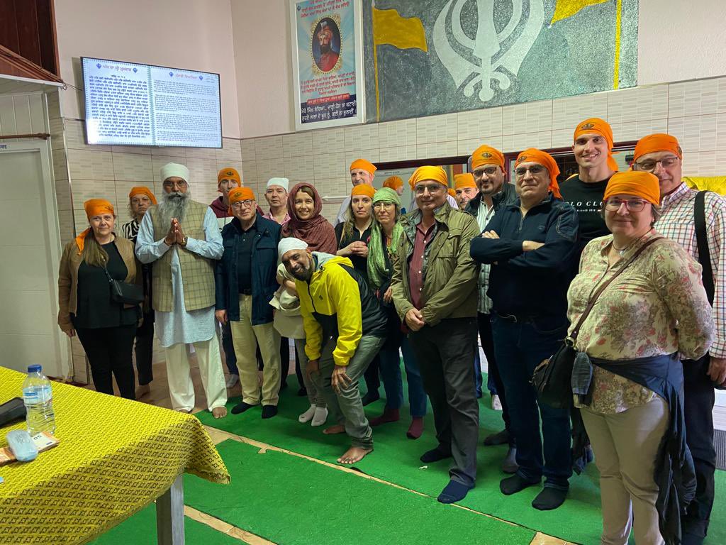 JXCat_Migracio's tweet photo. 👥 Diumenge vam celebrar la tercera assemblea del mandat a Vic.
🤝 A la trobada vam acompanyar a Joves musulmans d’Osona i Projecte KunRahmai a l’Eid al-Fit, festa del final del Ramadà. També vam visitar el temple Sikh de la ciutat.
🔝 El #modelVic de cohesió social és el camí. https://t.co/FMldwp2xu8
