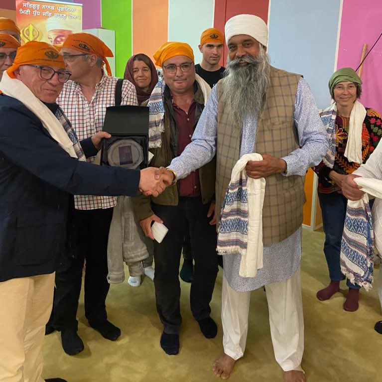 JXCat_Migracio's tweet photo. 👥 Diumenge vam celebrar la tercera assemblea del mandat a Vic.
🤝 A la trobada vam acompanyar a Joves musulmans d’Osona i Projecte KunRahmai a l’Eid al-Fit, festa del final del Ramadà. També vam visitar el temple Sikh de la ciutat.
🔝 El #modelVic de cohesió social és el camí. https://t.co/FMldwp2xu8