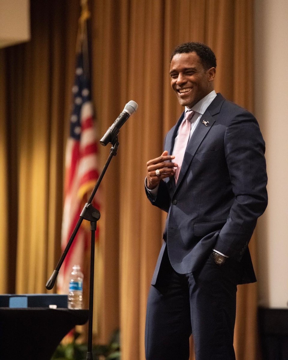 GoJetIt_'s tweet photo. On Saturday, our CEO, Glenn Gonzales was the keynote speaker at UNC Chapel-Hill for its Shuford Program in Entrepreneurship Class of 2022’s graduation.
#GoJetIt #Entrepreneurship #UNC https://t.co/1AA2tOSudr