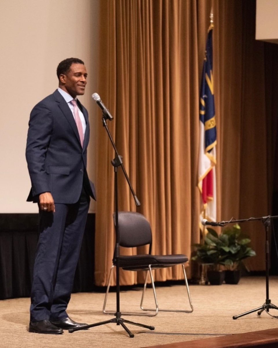 GoJetIt_'s tweet photo. On Saturday, our CEO, Glenn Gonzales was the keynote speaker at UNC Chapel-Hill for its Shuford Program in Entrepreneurship Class of 2022’s graduation.
#GoJetIt #Entrepreneurship #UNC https://t.co/1AA2tOSudr