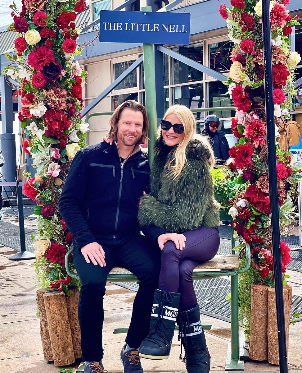 ClassSassTravel's tweet photo. Love at Little Nell 🌹 He takes me to the mountains… I take the dress code seriously ✨ 🛍 🎿
Coat: @MeredithMarks0 
Pants: @evereveofficial 
Boots: @moonboot
Craig’s outfit/shoes: @stitchfix (his fav because it requires zero shopping)
#classysassytravel #aspencolorado https://t.co/zELpzjHeQn