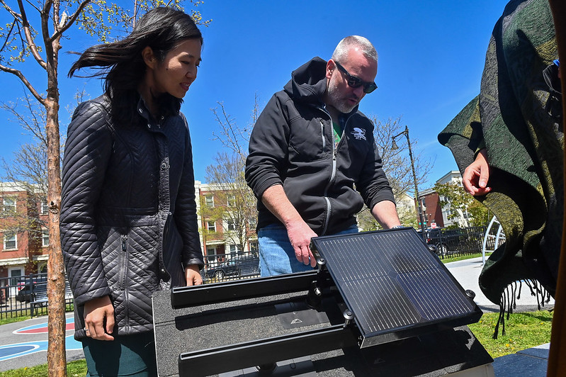 BostonEnviro's tweet photo. Today @MayorWu announced Solarize Eastie, a pilot that uses a group buying model to reduce costs and increase solar panel installation and onsite battery storage for #EastBoston residents.

Learn more at https://t.co/cgXaIr7pWd https://t.co/NxuFDaKcI1