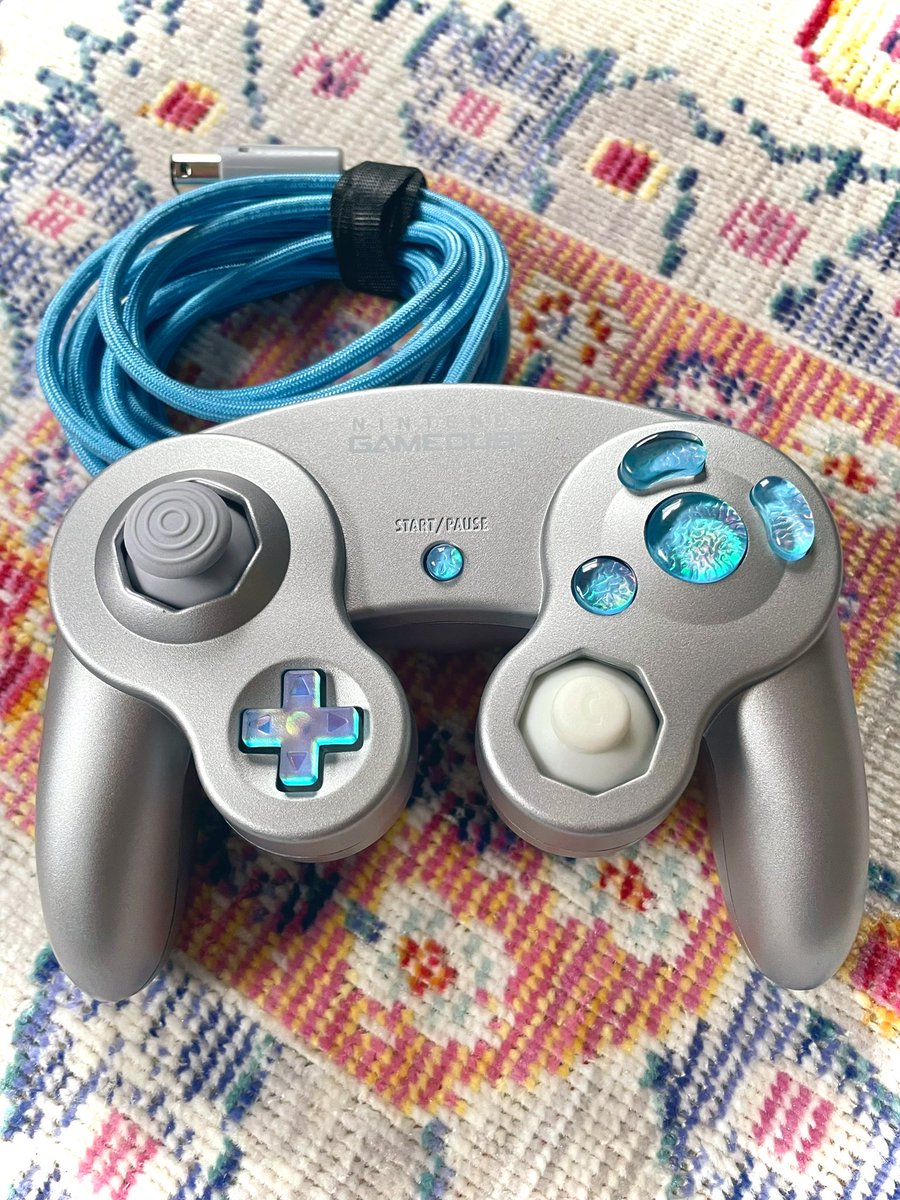 ANGLLLLLL's tweet photo. My AMAZING gf got me a new controller for my birthday 😭🤍 https://t.co/paKfGhaWQr