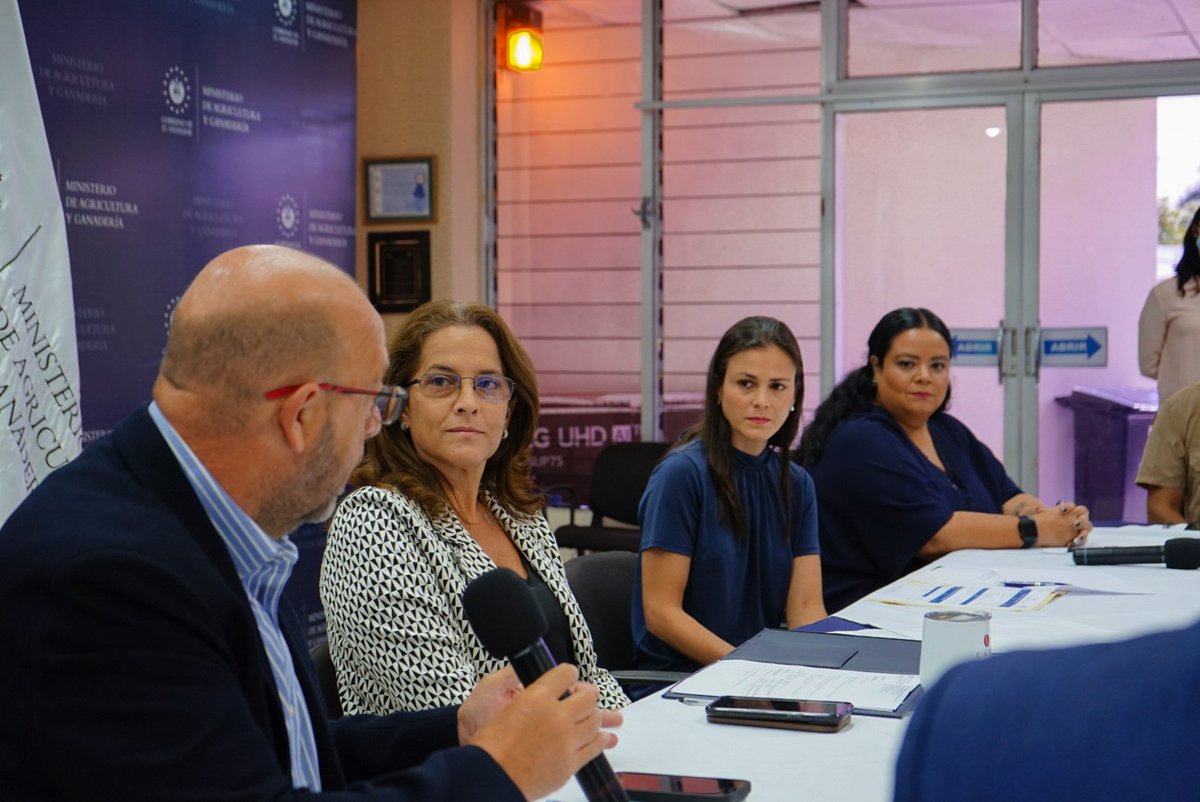 AgenciaEsco's tweet photo. En la reunión, por parte del GOES participó la viceministra de @AgriculturaSV, @lily_pacas, nuestra directora general, Karla de Palma, la directora general de @ENA_ElSalvador, @OdetteVarela_M y el director ejecutivo de @CENTAELSALVADOR, @EReyesC2. https://t.co/1FGjNvwiYn
