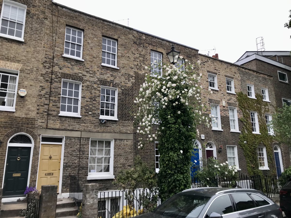 createstreets's tweet photo. The lamppost is in flower #CleaverSquare 🌸 🌺 🌹 https://t.co/8DIfSyvRYn