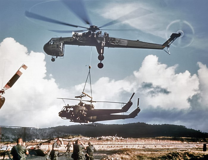 walasek_mateusz's tweet photo. Dokładnie 60 lat temu 9.05.1962r. oblatano Sikorsky CH-54 Tarhe 🇺🇸 śmigłowiec🚁 transportowy. Był pierwszym seryjnie produkowanym amerykańskim śmigłowcem w układzie latającego dźwigu🏗. Powstało 105 szt., które były wykorzystywane przez siły zbrojne USA m. in. Wietnamie. #CH54 https://t.co/jr6AadwGLZ
