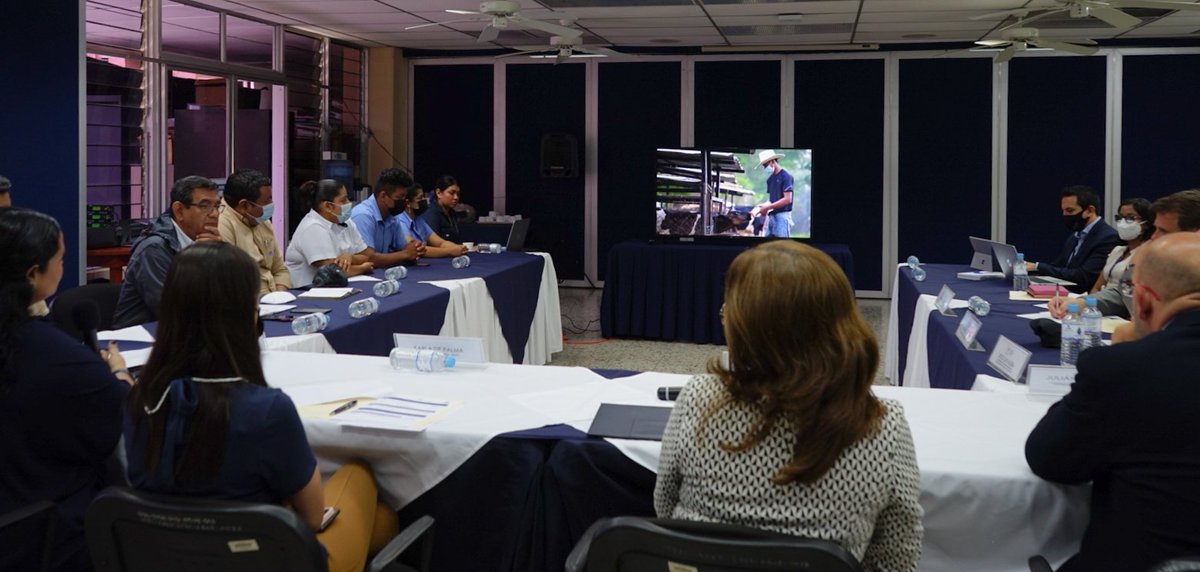 AgenciaEsco's tweet photo. Buscamos lazos de cooperación para la continua formación de nuestros agricultores e ingenieros salvadoreños especialmente encaminadas a sumar el conocimiento de la @ualmeria al Plan Maestro de #RescateAgropecuario. https://t.co/b0RnFmu8PM