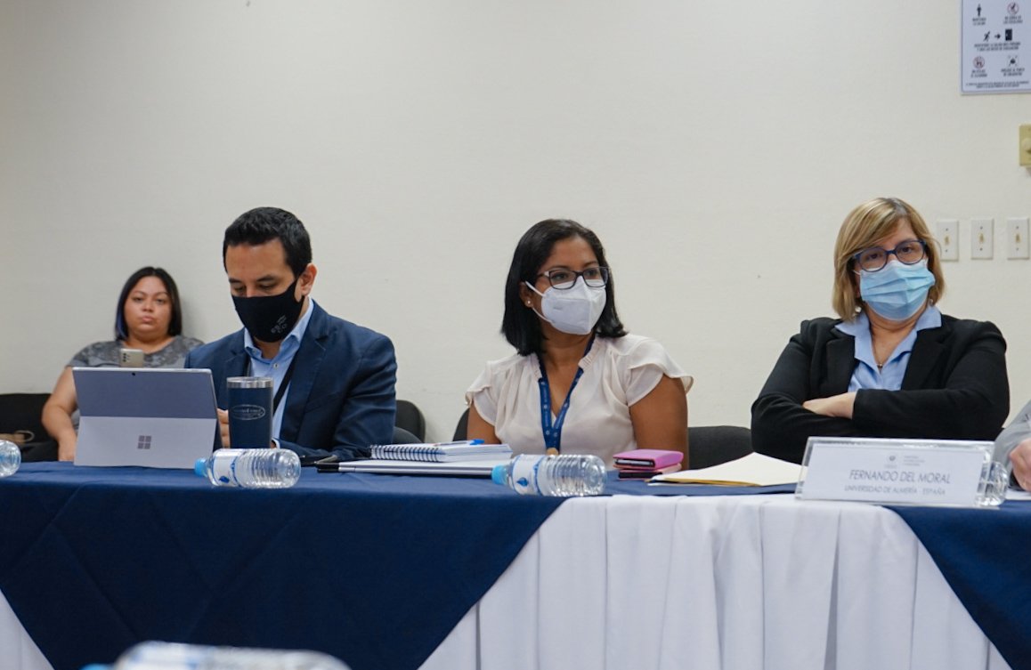 AgenciaEsco's tweet photo. Buscamos lazos de cooperación para la continua formación de nuestros agricultores e ingenieros salvadoreños especialmente encaminadas a sumar el conocimiento de la @ualmeria al Plan Maestro de #RescateAgropecuario. https://t.co/b0RnFmu8PM