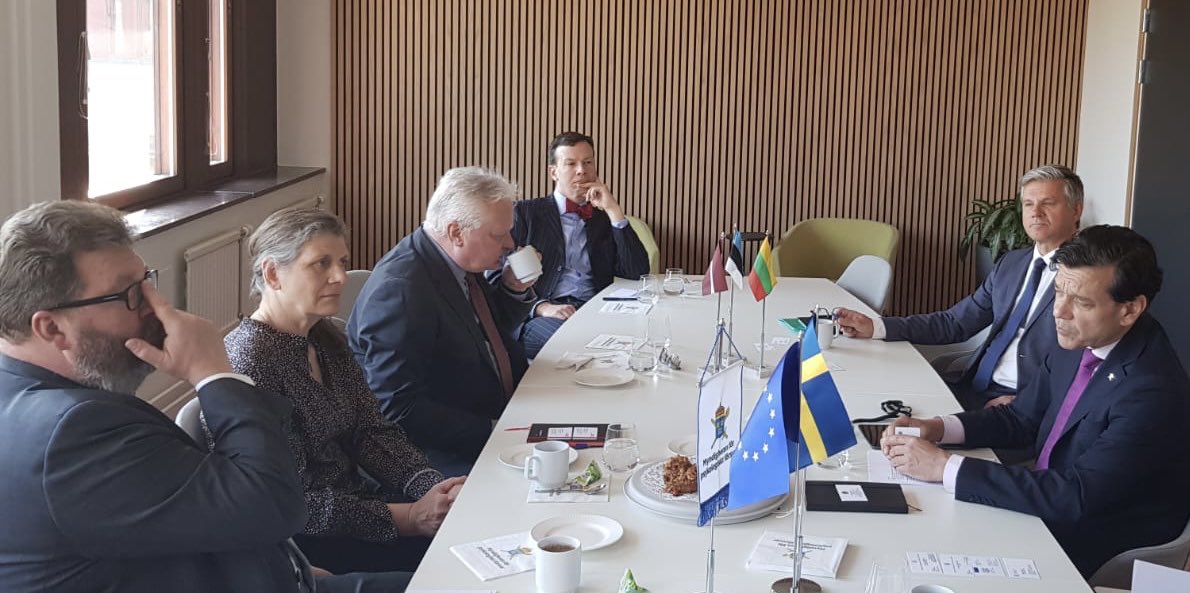 IlzeRuse's tweet photo. On European day we stand with Ukraine by participation in the support action (Mondaymeeting) in Karlstad. Excellent bilateral visit of 🇱🇻🇪🇪🇱🇹 in the region. #strongertogeather https://t.co/2oWehl9Onv