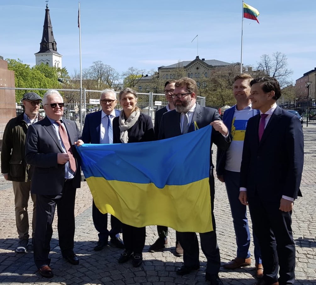 IlzeRuse's tweet photo. On European day we stand with Ukraine by participation in the support action (Mondaymeeting) in Karlstad. Excellent bilateral visit of 🇱🇻🇪🇪🇱🇹 in the region. #strongertogeather https://t.co/2oWehl9Onv