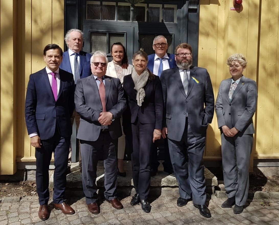 IlzeRuse's tweet photo. On European day we stand with Ukraine by participation in the support action (Mondaymeeting) in Karlstad. Excellent bilateral visit of 🇱🇻🇪🇪🇱🇹 in the region. #strongertogeather https://t.co/2oWehl9Onv