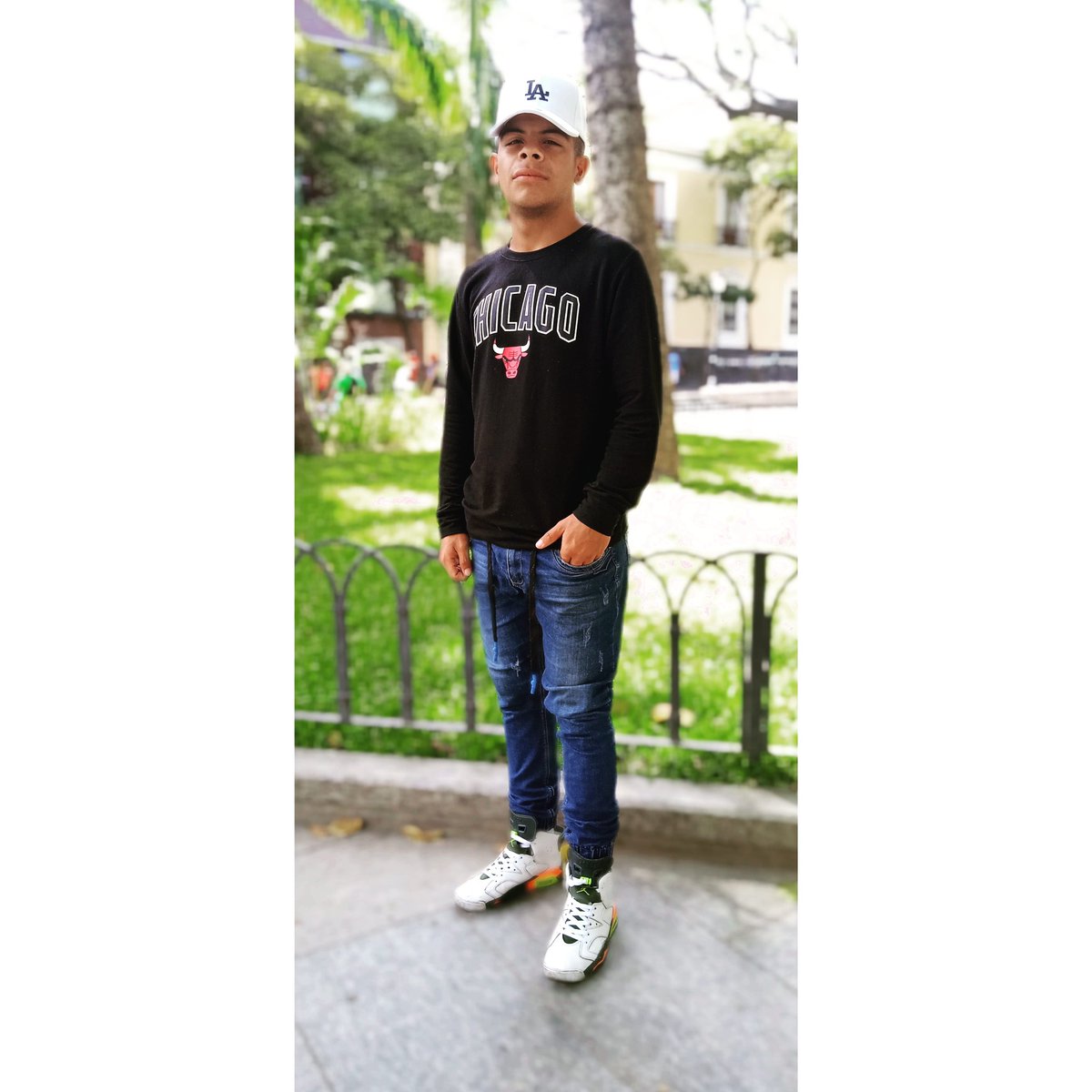 JoelBoada4's tweet image. En la foto son la misma persona pero al mismo tiempo no el de lentes es mi yo con una depresión tan brutal que ni siquiera pensaba en si mismo, el sin barba es un Joel más maduro recapacitado y entrenado para su formación personal. Gracias vida y dios por una segunda oportunidad