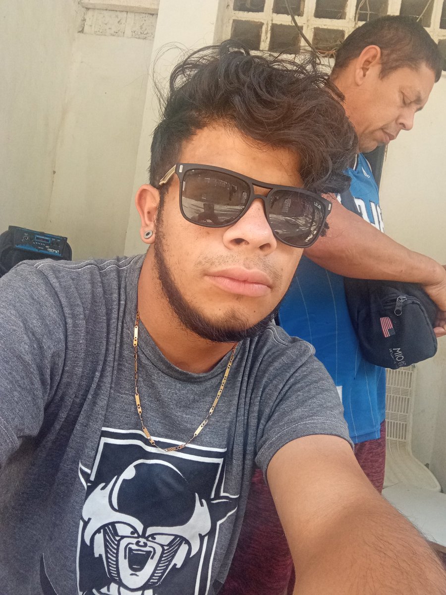 JoelBoada4's tweet image. En la foto son la misma persona pero al mismo tiempo no el de lentes es mi yo con una depresión tan brutal que ni siquiera pensaba en si mismo, el sin barba es un Joel más maduro recapacitado y entrenado para su formación personal. Gracias vida y dios por una segunda oportunidad