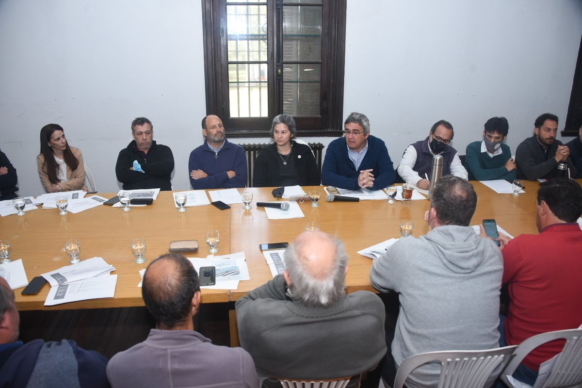 AgrarioPBA's tweet photo. El ministro @JavoRodriguezL encabezó la Mesa Provincial Apícola en el PPI. Junto a los actores de la cadena analizamos las líneas de financiamiento para el sector impulsadas por el MDA, y coordinamos acciones de trabajo conjunto destinadas a fortalecer la apicultura de la PBA. https://t.co/Sv2wDKYnhk
