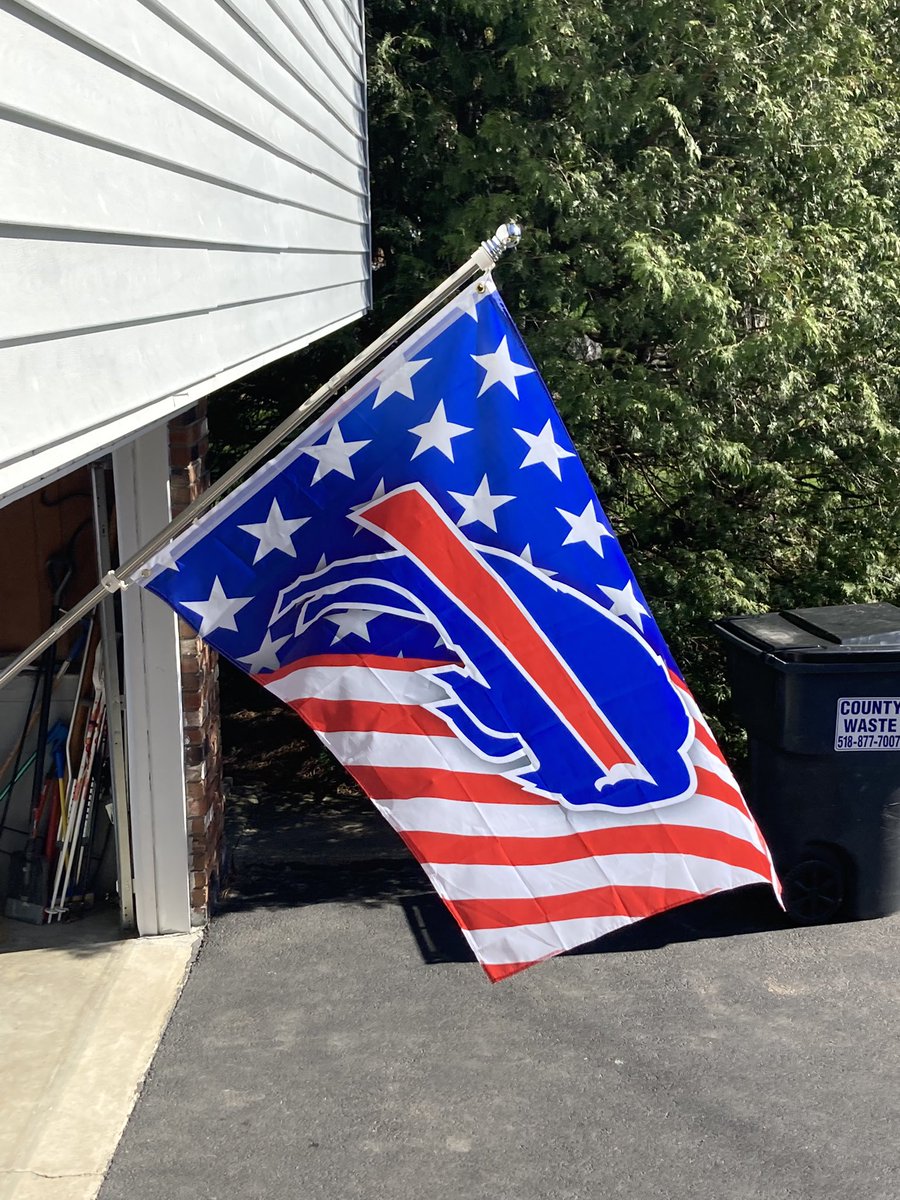 Ddisotto103's tweet photo. Finally nice enough outside to display the new Bills flag! @BuffaloBills @BuffaloBillsPR https://t.co/clgl21nSGA