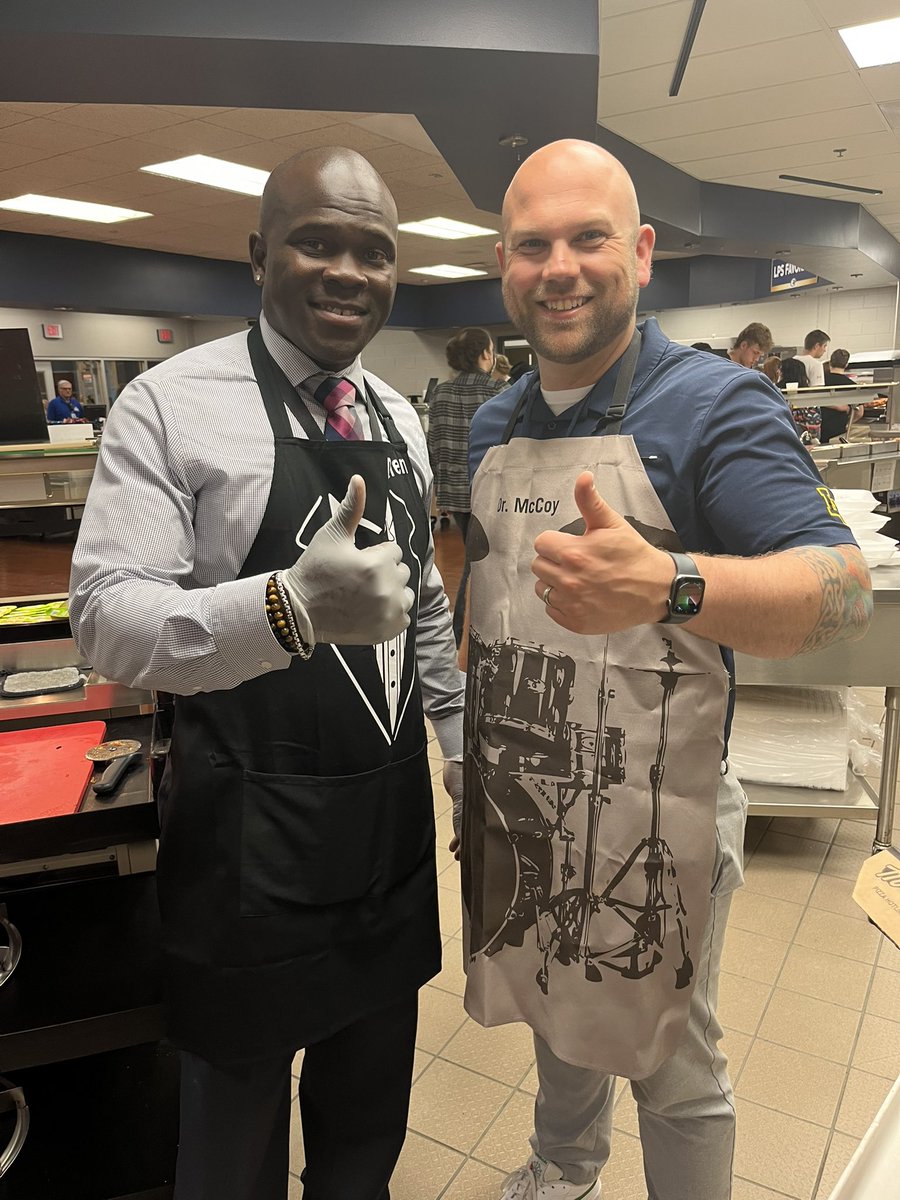 Shout out to @BrandonMc_Coy &amp; <a href="/DrLeeAllen1/">Dr. Lee Allen</a> for helping serve lunch today!!!!