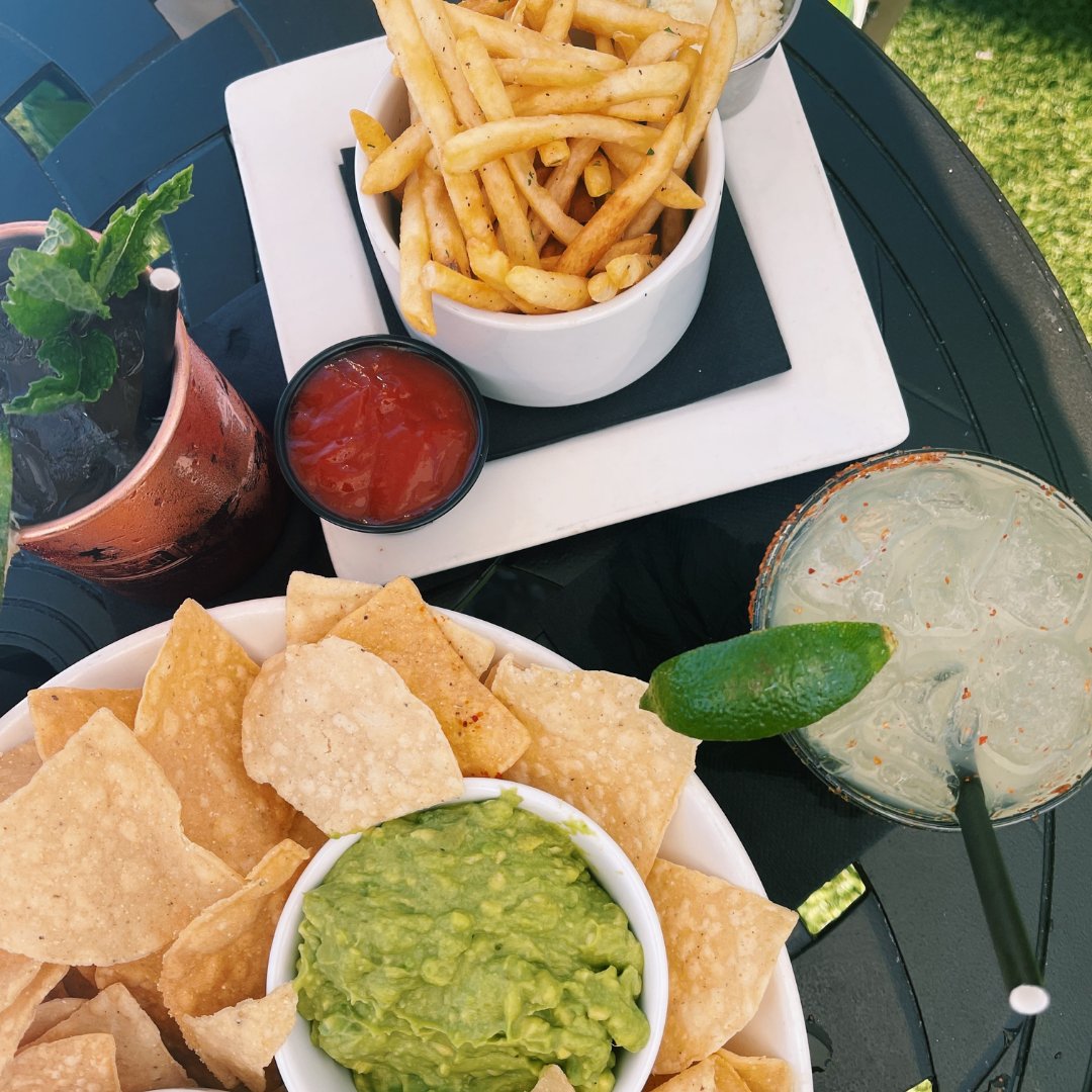 FireflyEatery's tweet photo. Happy Monday! What better way to kick off the week than with some chips + guac, truffle fries, and a few delicious drinks? Cheers! 🤩 https://t.co/4VY7QJRZEk