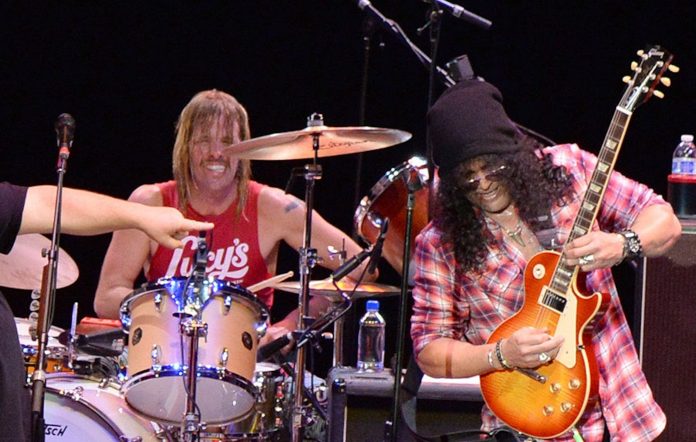 Slash with Taylor Hawkins.