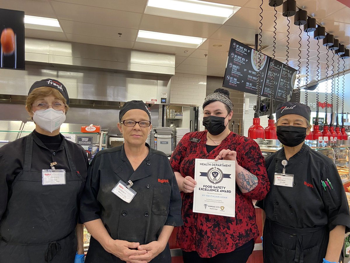 Helpful smiles and #foodsafety awards! Congrats Hy-Vee off St Clair! Way to go! #publichealth