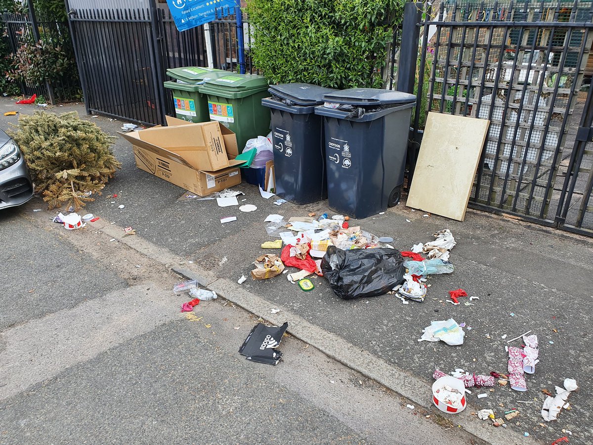 thatdoesmynut's tweet photo. @Merton_Council @Merton_CEO @CleanUpMerton @MertonMatters Here's the picture from 6.30pm, now over 12 hours since I reported it. The nature of the waste and location makes it an Urgent Cleansing Event, so isn't that a 300% failure per SPI 16c of Appendix 1 in your SLWP contract?? https://t.co/nA458Pd3xn