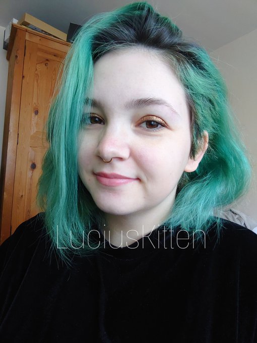 Doesn't my hair look so soft and strokable?🥺 https://t.co/KqGaamIoR1