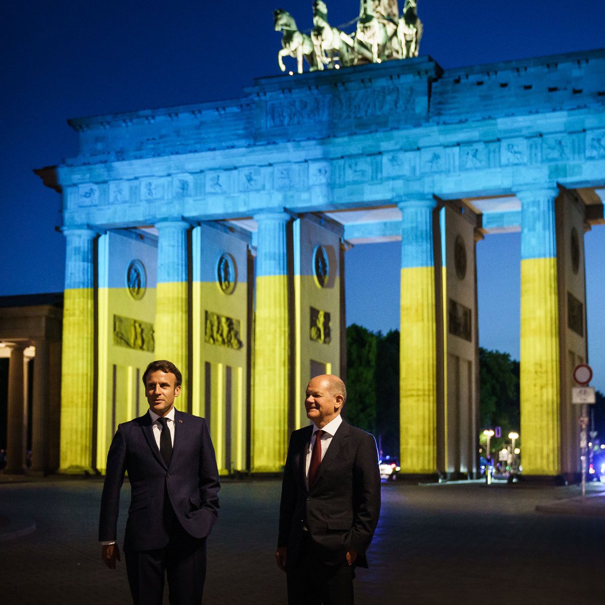 Deutschland und Frankreich stehen gemeinsam an der Seite der #Ukraine als Teil der europäischen Familie. Wir stehen für eine Europäische Union, die für Frieden und Freiheit, für Demokratie und Rechtsstaatlichkeit steht. #WeStandWithUkraine #EuropeDay