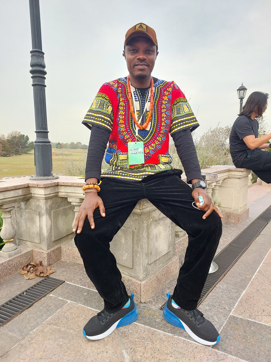 gino_osahon's tweet photo. #ValueWeek Day 2 was very informative. Learnt about how the champions of IOV Labs came together to start such a visionary organisation. Also Learnt a lot about our core values. #RSK #DevAdvocate. Took a picture with the genius @SDLerner https://t.co/Z3d0Tcx10G