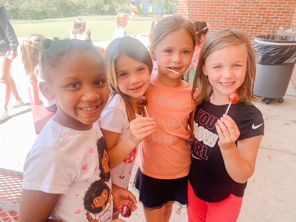 _teachitwright's tweet photo. [ L ] is for Lollipop Day! 🍭💚 #ABCcountdown2022 @ayerelementary https://t.co/E6XbTSHJGH