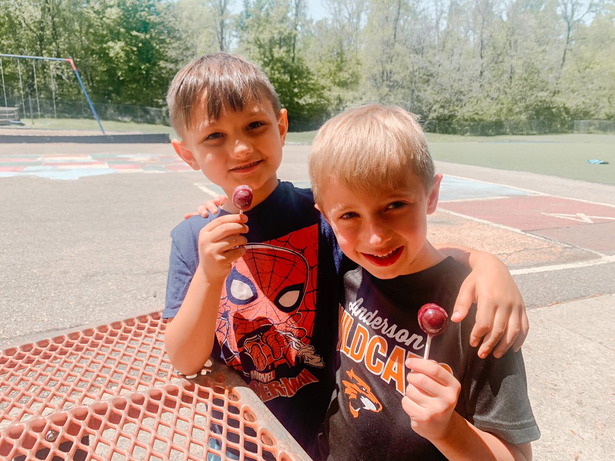 _teachitwright's tweet photo. [ L ] is for Lollipop Day! 🍭💚 #ABCcountdown2022 @ayerelementary https://t.co/E6XbTSHJGH