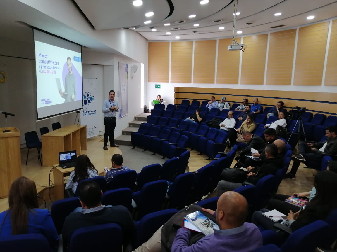 Ministerio_TIC's tweet photo. Acompañamos a los manizaleños en su ruta para la transformación empresarial a través de programas como #VendeDigital, @AppsCo, @TecDigitalcol, #Especialización4RI y #ObservatorioeCommerce. Conoce lo que tenemos para #ManizalesConectado en ➡️ https://t.co/8EHKWUAOlx https://t.co/L4ptPYnyKC