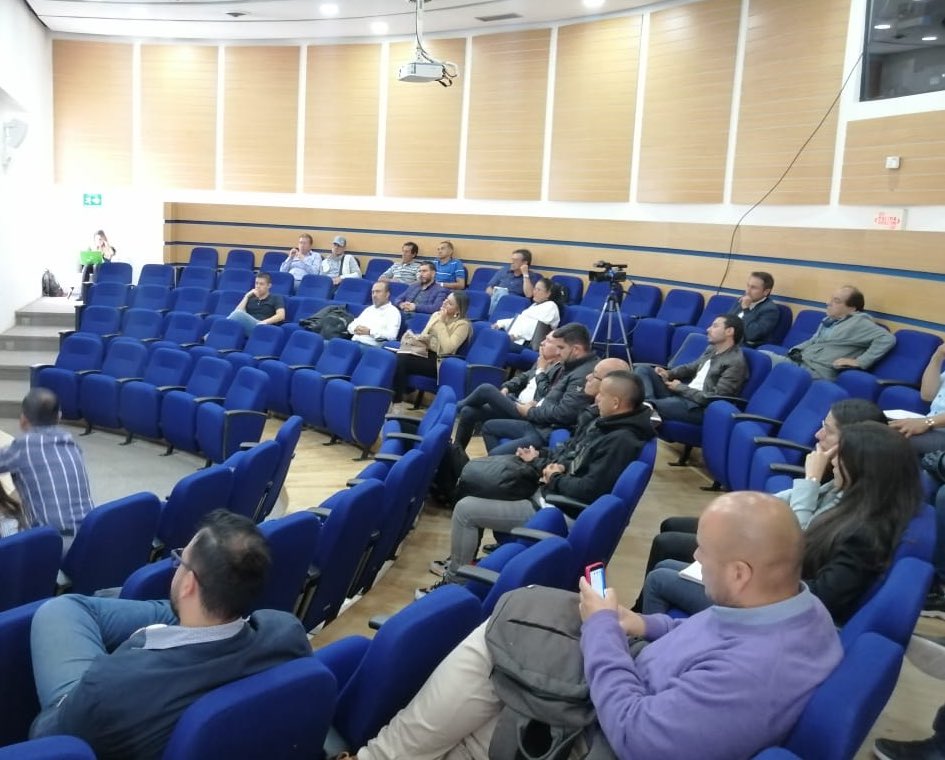 Ministerio_TIC's tweet photo. Acompañamos a los manizaleños en su ruta para la transformación empresarial a través de programas como #VendeDigital, @AppsCo, @TecDigitalcol, #Especialización4RI y #ObservatorioeCommerce. Conoce lo que tenemos para #ManizalesConectado en ➡️ https://t.co/8EHKWUAOlx https://t.co/L4ptPYnyKC