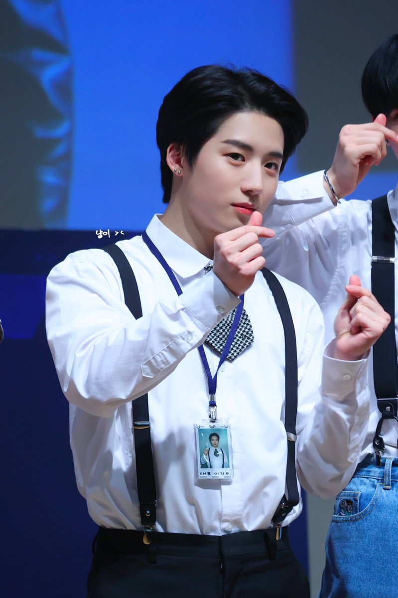 202_Geonyang's tweet photo. 220508 신나라 대면 팬싸
🫰🏻🥰

#이건우 #건우 #GEONU #저스트비 #JUSTB https://t.co/uvP3ZhQlYg