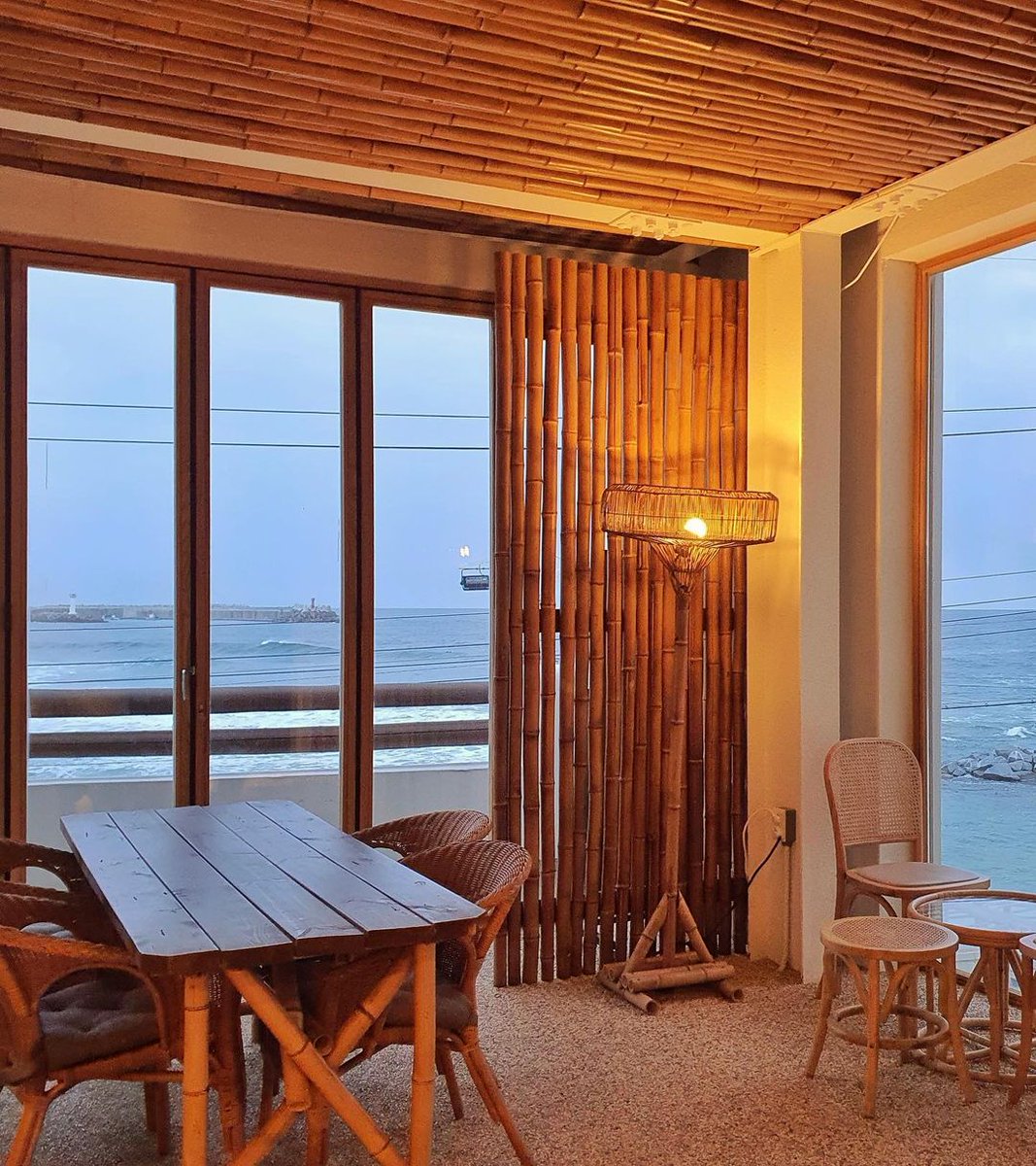 Chickadee_app's tweet photo. At Salty Cabin in Yangyang, a top surf mecca in the east coast of South Korea. Right in front of Jukdo beach, it is a great place to take a breath for anyone with surfer’s heart 🏄

📸: @saltycabin_yangyang https://t.co/1Up48Vi5jl