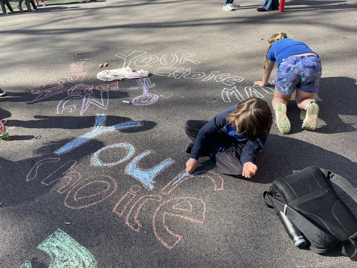 amyignatow's tweet photo. The kids are all right.
Actually, they’re magnificent.
@riseup4abortion #RiseUp4AbortionRights #ChalkOut https://t.co/rlDWW9SEpH