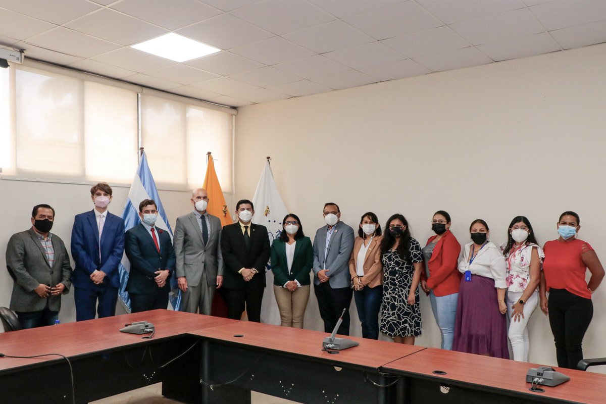 PacoRector's tweet photo. Recibimos a representantes del @BcoAlimentosGye y de la Facultad de Derecho de la Universidad de Harvard, con quienes dialogamos sobre la intención de crear convenios que desarrollen proyectos de investigación para el manejo de desperdicio y pérdida de alimentos en Ecuador. https://t.co/uwfL5j0Nh4