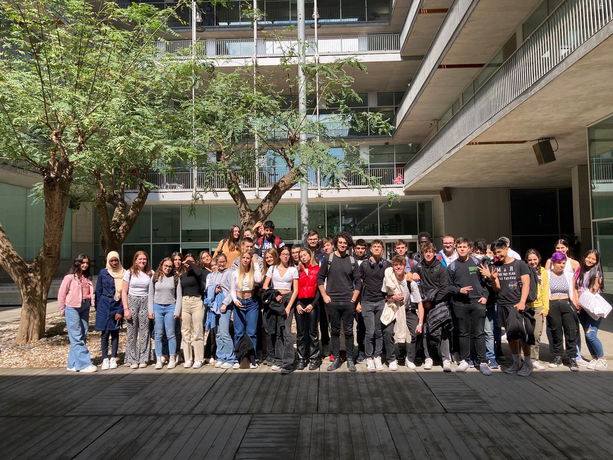 Guindavols's tweet photo. L’alumnat de CMC de 1r batx i de biologia de 4t ESO dins del projecte: “La radioactivitat, una mirada al món invisible” han visitat les instal.lacions de l’#irbbarcelona. També han aprofitat per visitar l’exposició #humanbodies #isbglobal #radioactivat    @laurasegre &amp; Montse Mir https://t.co/fnOJTf2e04