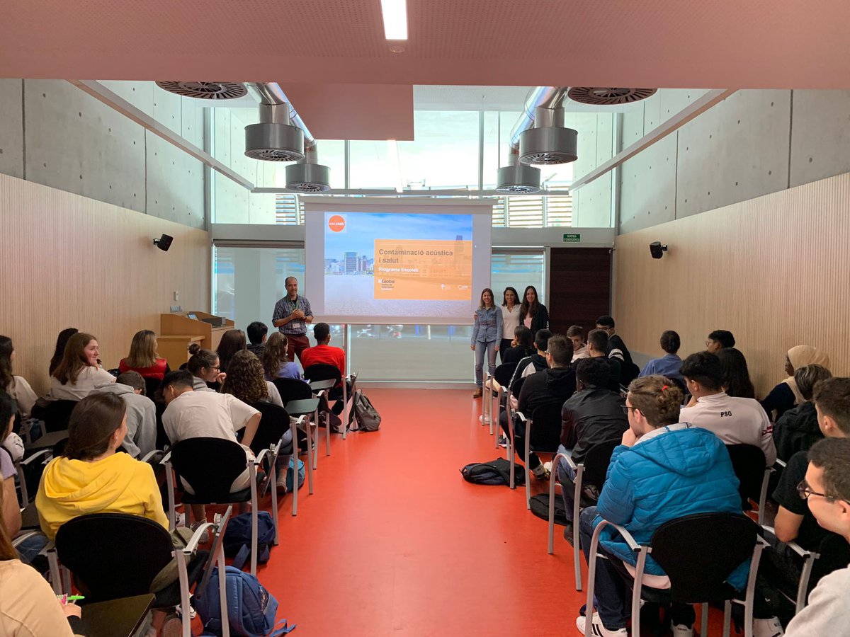 L’alumnat de CMC de 1r batx i de biologia de 4t ESO dins del projecte: “La radioactivitat, una mirada al món invisible” han visitat les instal.lacions de l’#irbbarcelona. També han aprofitat per visitar l’exposició #humanbodies #isbglobal #radioactivat    <a href="/laurasegre/">LauraLa</a> &amp; Montse Mir