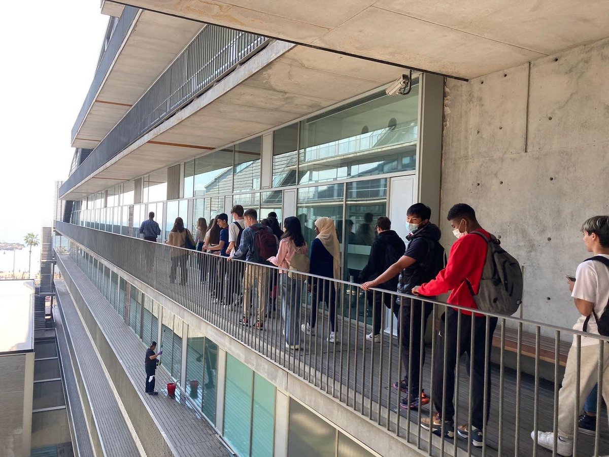 Guindavols's tweet photo. L’alumnat de CMC de 1r batx i de biologia de 4t ESO dins del projecte: “La radioactivitat, una mirada al món invisible” han visitat les instal.lacions de l’#irbbarcelona. També han aprofitat per visitar l’exposició #humanbodies #isbglobal #radioactivat    @laurasegre &amp; Montse Mir https://t.co/fnOJTf2e04