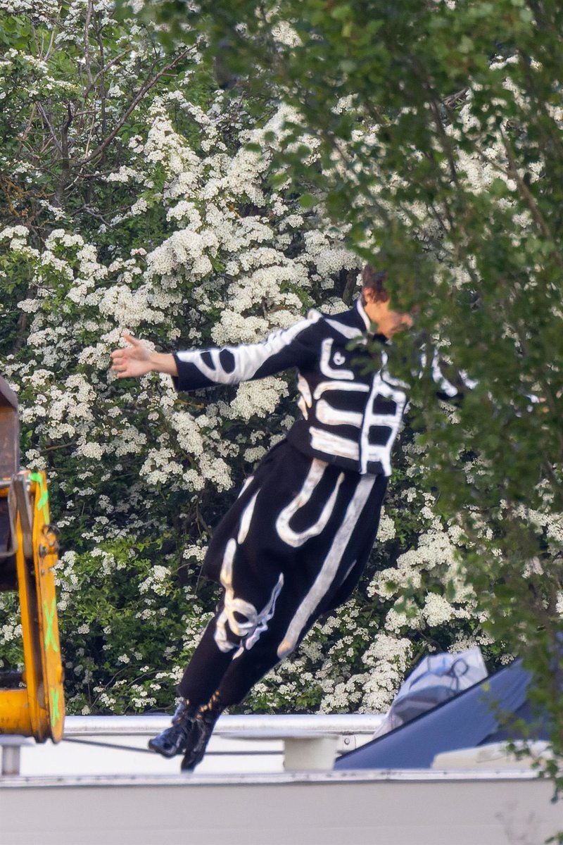 PromoHarrySquad's tweet photo. Harry filming a video on Saturday - May 7 https://t.co/77A8jnL63s