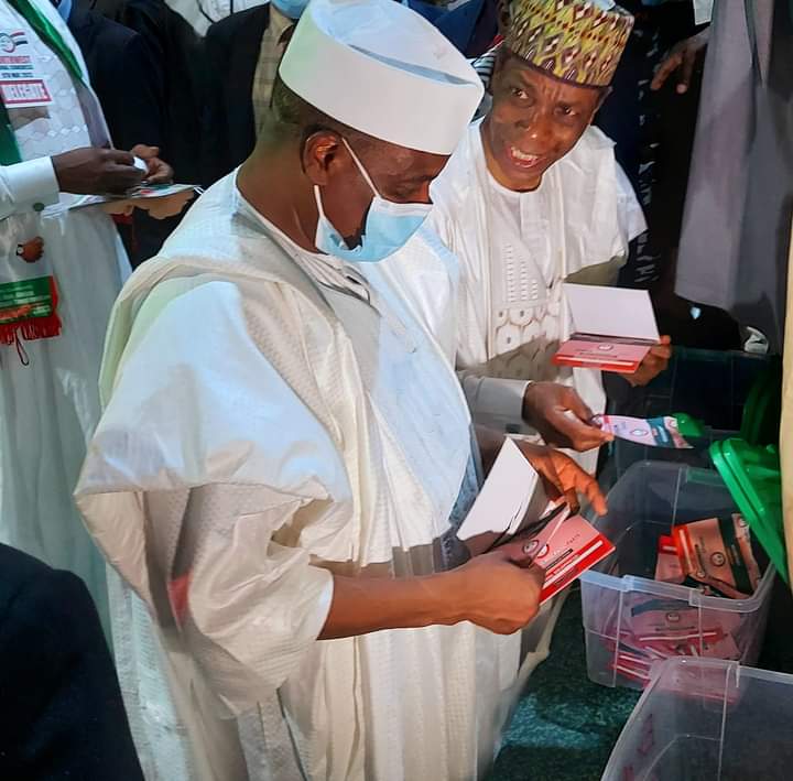 bdanfulani's tweet photo. Gov @AWTambuwal casting his  vote at the PDP Notth West Zonal Congress held at the Ahmadu Bello Stadium, Kaduna today Monday 9/5/2022. https://t.co/qG4lDSO1Li