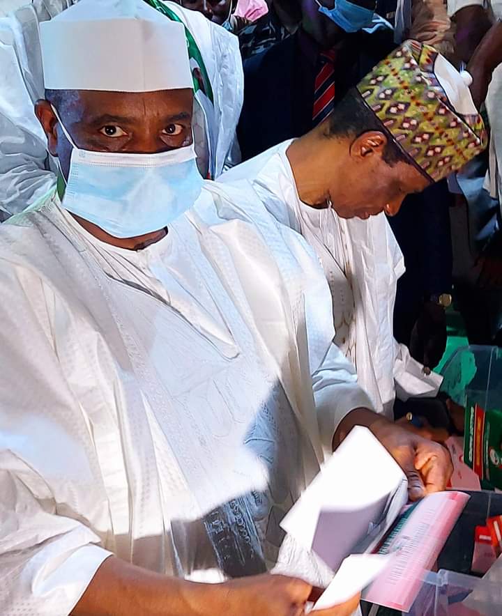 bdanfulani's tweet photo. Gov @AWTambuwal casting his  vote at the PDP Notth West Zonal Congress held at the Ahmadu Bello Stadium, Kaduna today Monday 9/5/2022. https://t.co/qG4lDSO1Li