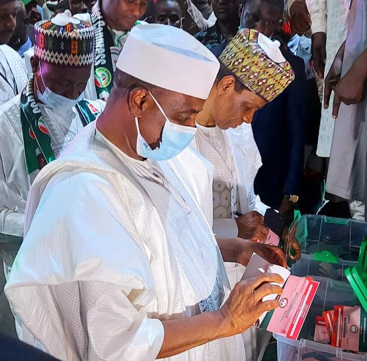 bdanfulani's tweet photo. Gov @AWTambuwal casting his  vote at the PDP Notth West Zonal Congress held at the Ahmadu Bello Stadium, Kaduna today Monday 9/5/2022. https://t.co/qG4lDSO1Li